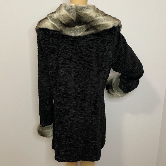 Vintage elegant faux sheepskin and fur collared sleeved black mid length coat! - Picture 6 of 9